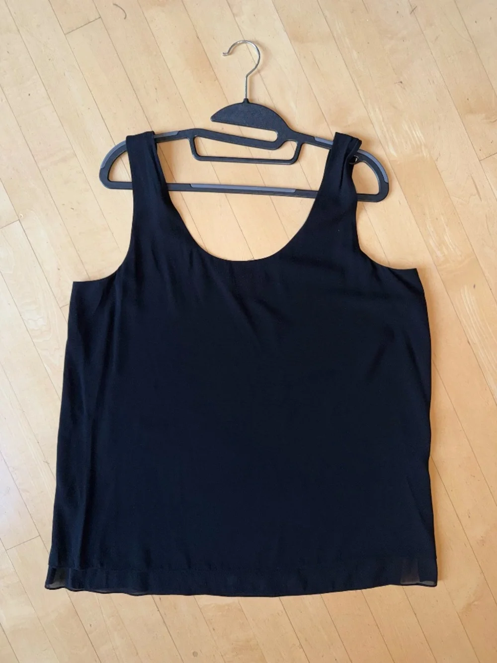 VINCE Black silk scoop tank, L, CB2761 - Picture 2 of 4
